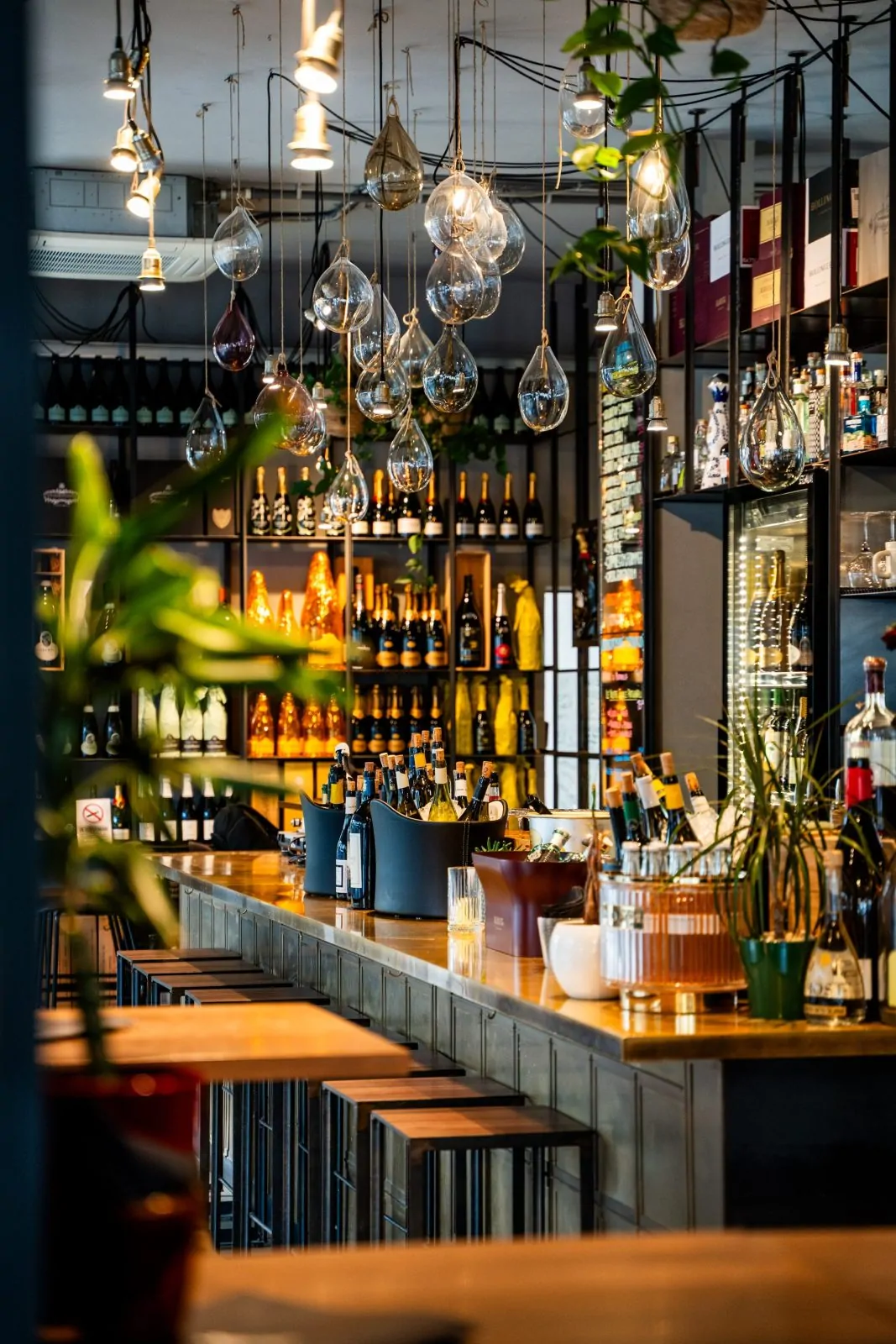 Interno del wine bar Privè a Lignano Sabbiadoro