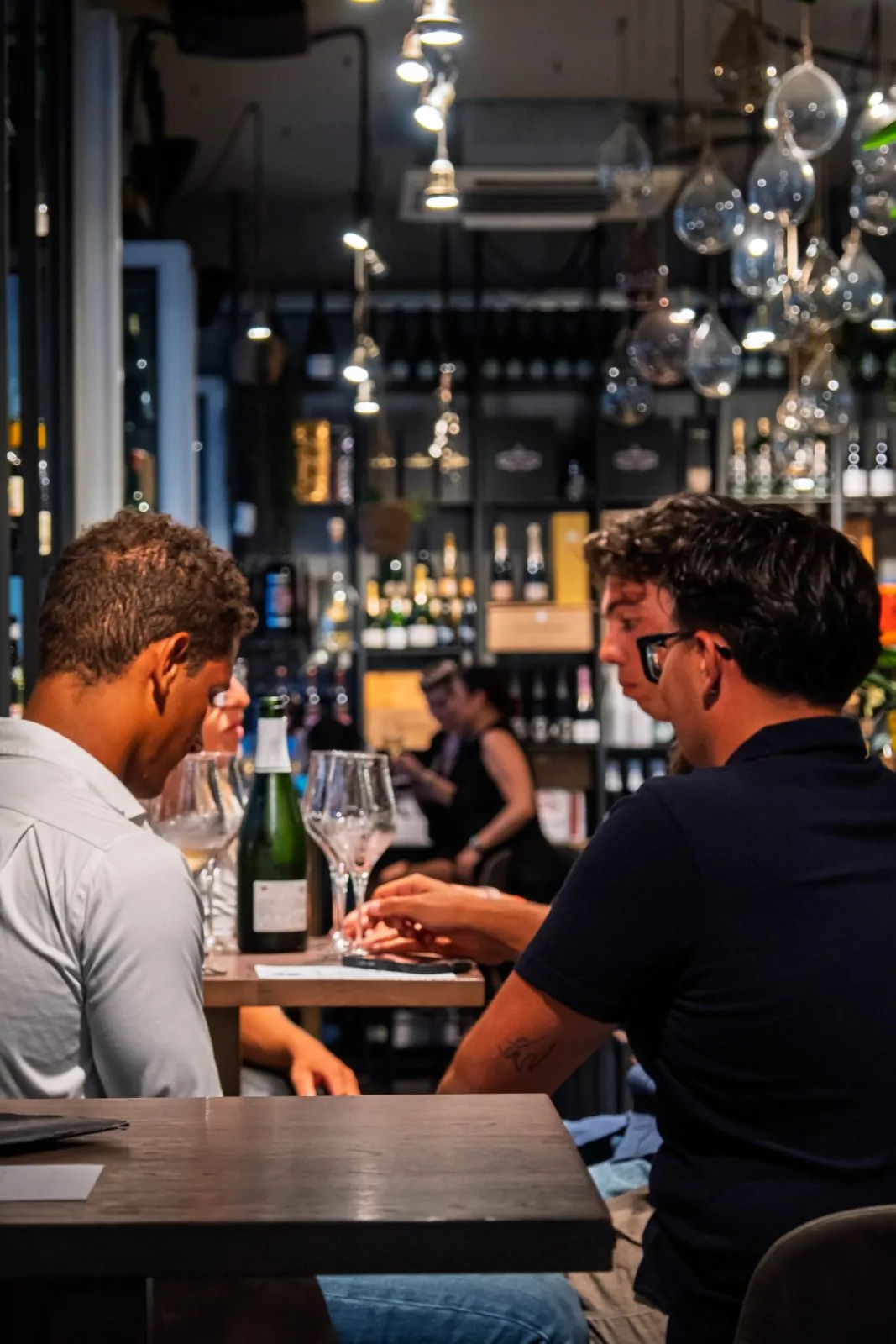 Ospiti al banco del Privè tra i vini