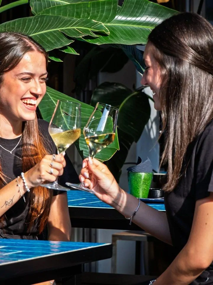 Brindisi tra amiche al Privè