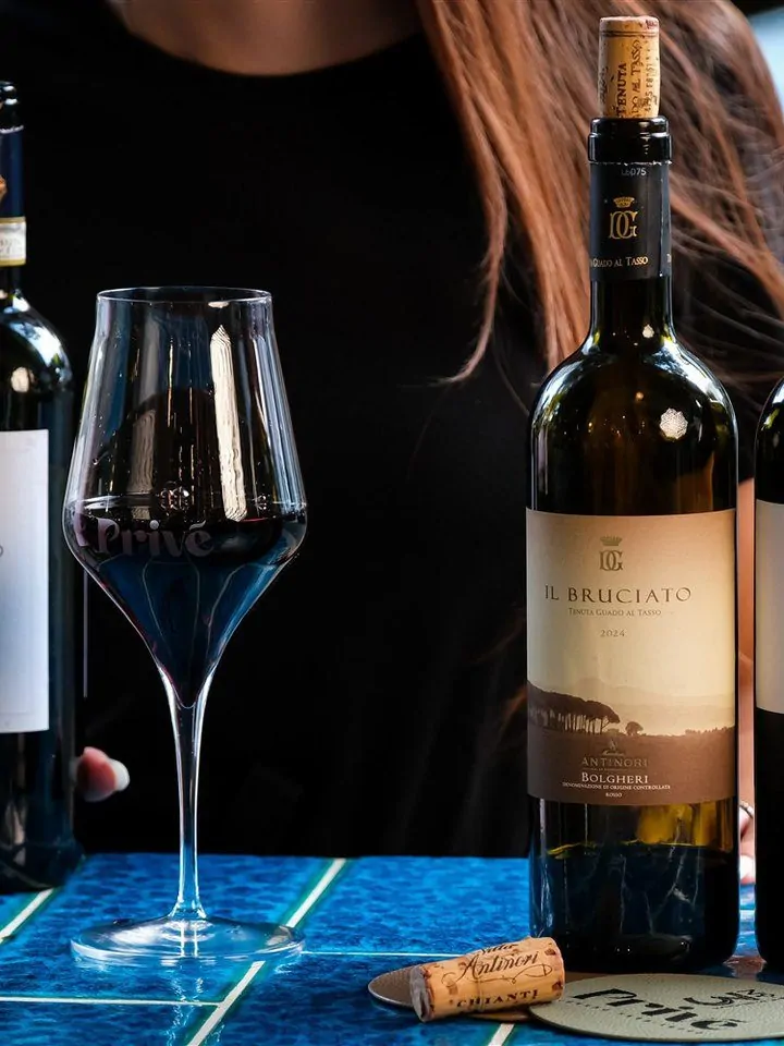 Rosso in calice e bottiglia al Privè
