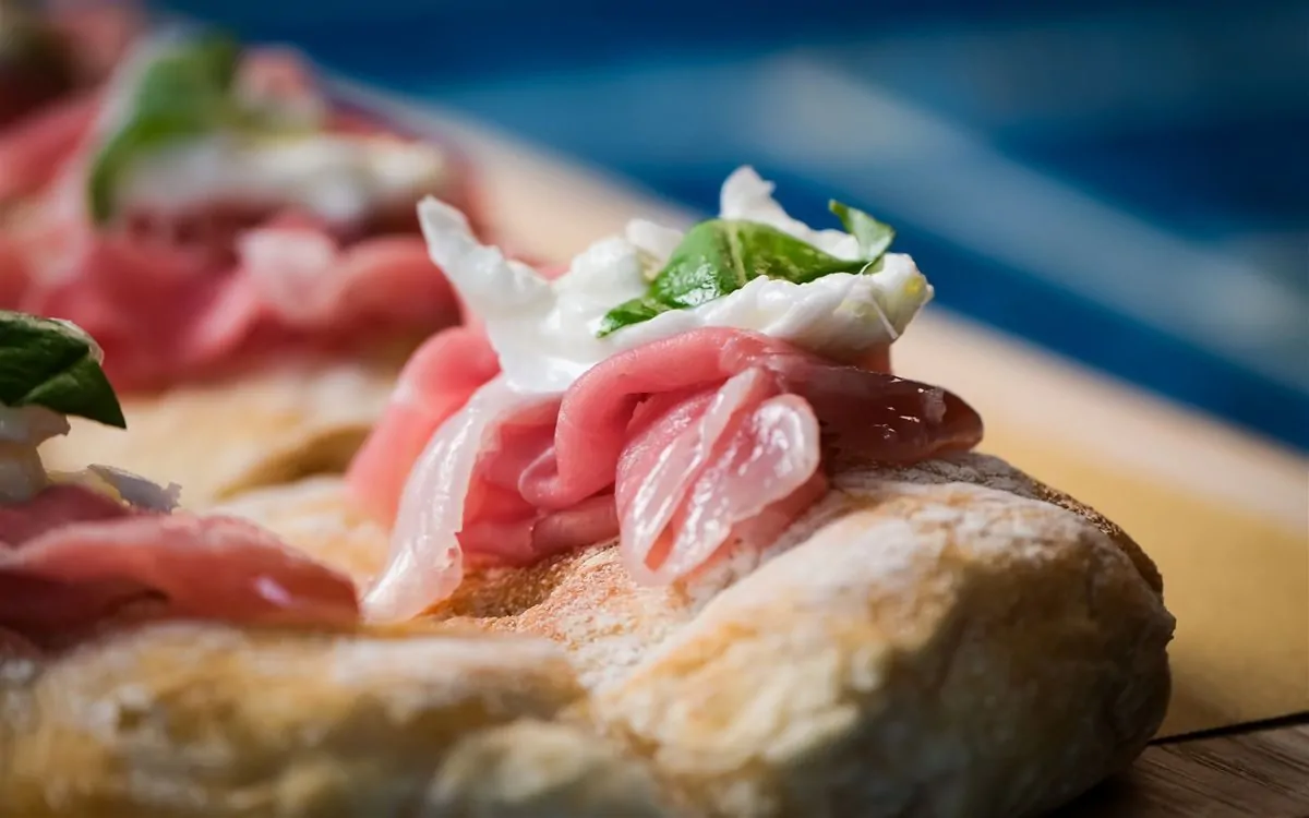 Focaccia crudo e bufala